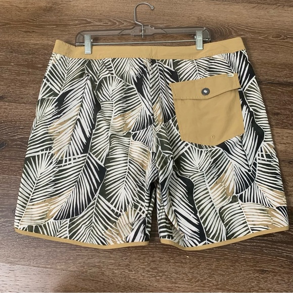 Vuori Mens cruise Boardshorts in palm tree print 36 - Picture 7 of 11